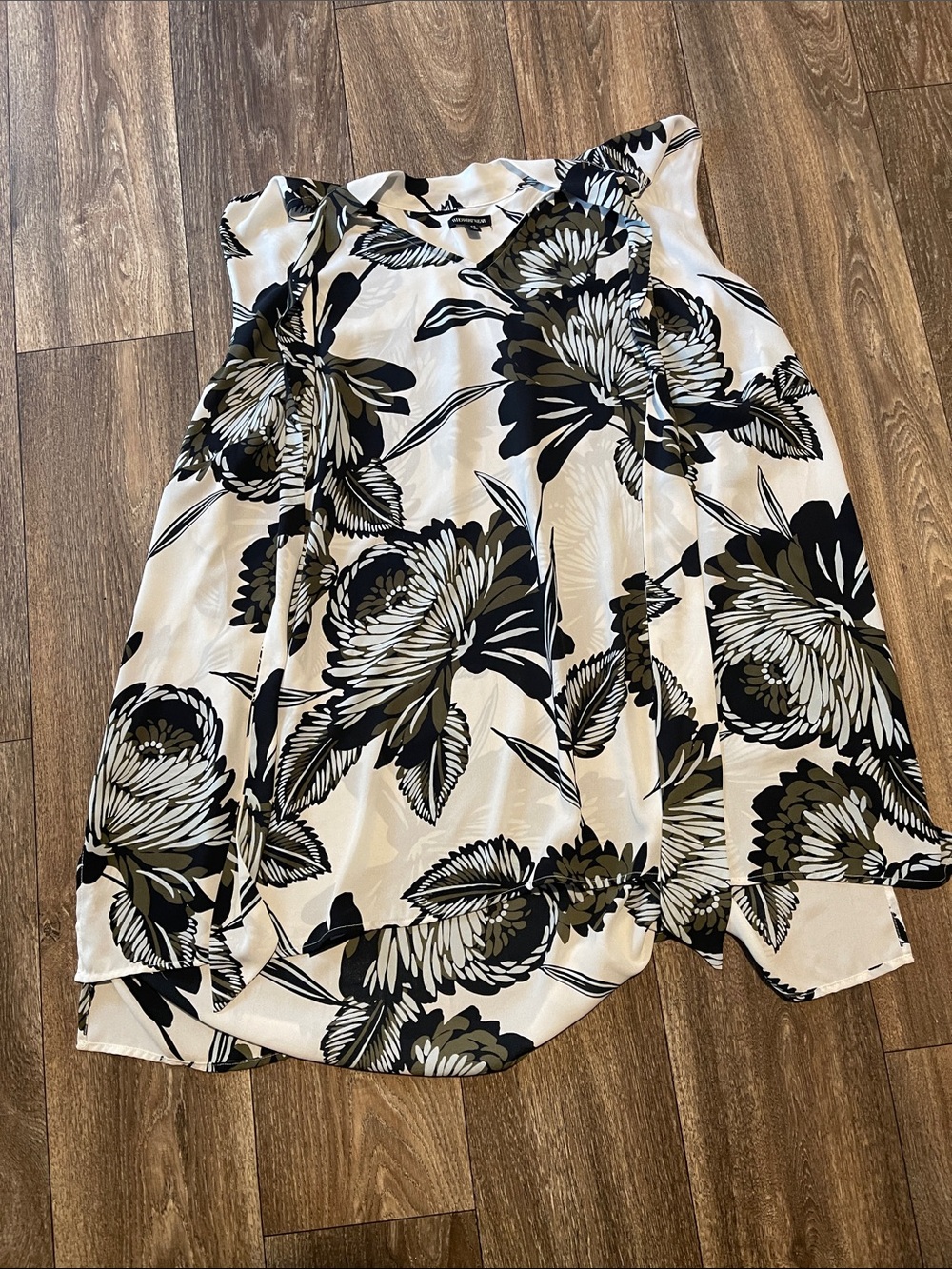 Who What Wear Women’s Floral Sleeveless Blouse in Cream, Black, and Olive 4X
